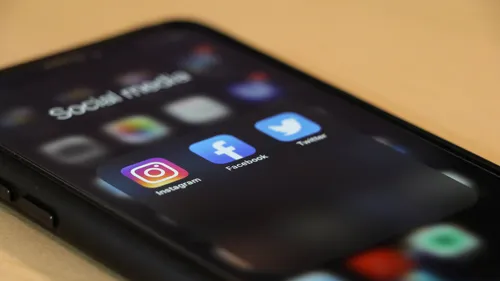 Smartphone mit dem Ordner Social Media und den Apps von Instagram, Facebook und Twitter