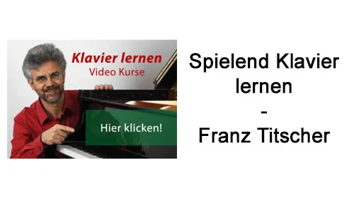 Franz Titscher am Flügel im Banner Klavier lernen Video Kurse neben dem Schriftzug Spielend Klavier lernen