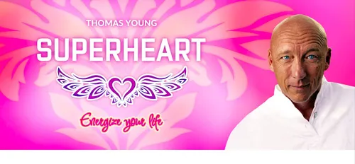 Pinkes SUPERHEART-Banner mit Thomas Young und dem Schriftzug Energize your Life