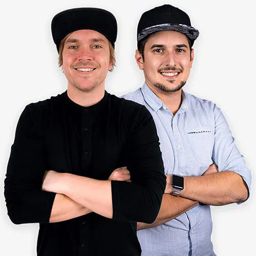 Sven Hansen und Tommy Seewald mit Basecaps und verschränkten Armen
