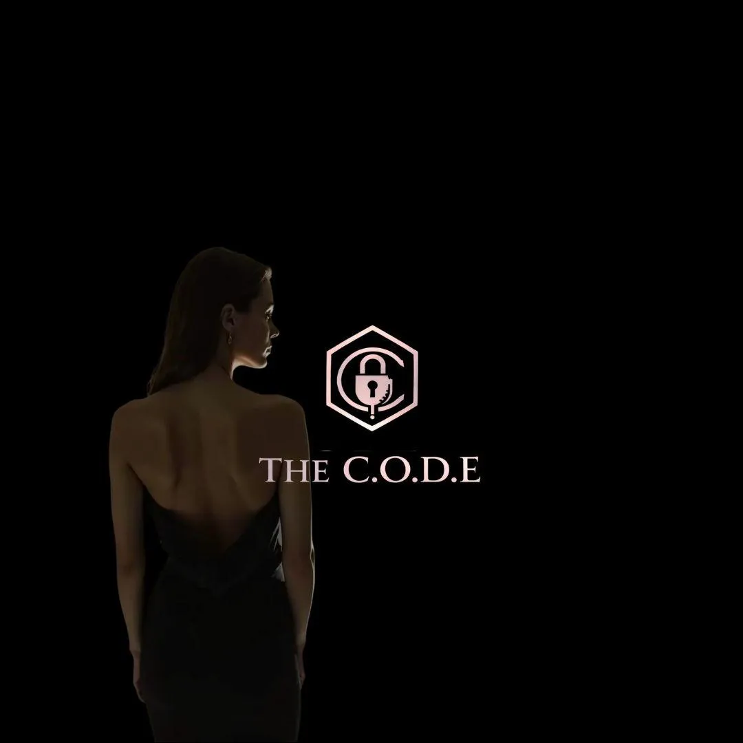 Markenmotiv von THE C.O.D.E.: Frau im schwarzen Kleid von hinten, Gesicht abgewandt