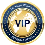 Rundes goldenes Logo der Thorsten Wittmann VIP International Mitgliedschaft mit Weltkarte
