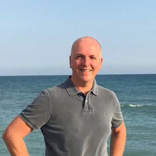 Porträt von Torsten Jaeger, dem Autor des Affiliate Kickstarter Systems, am Meer