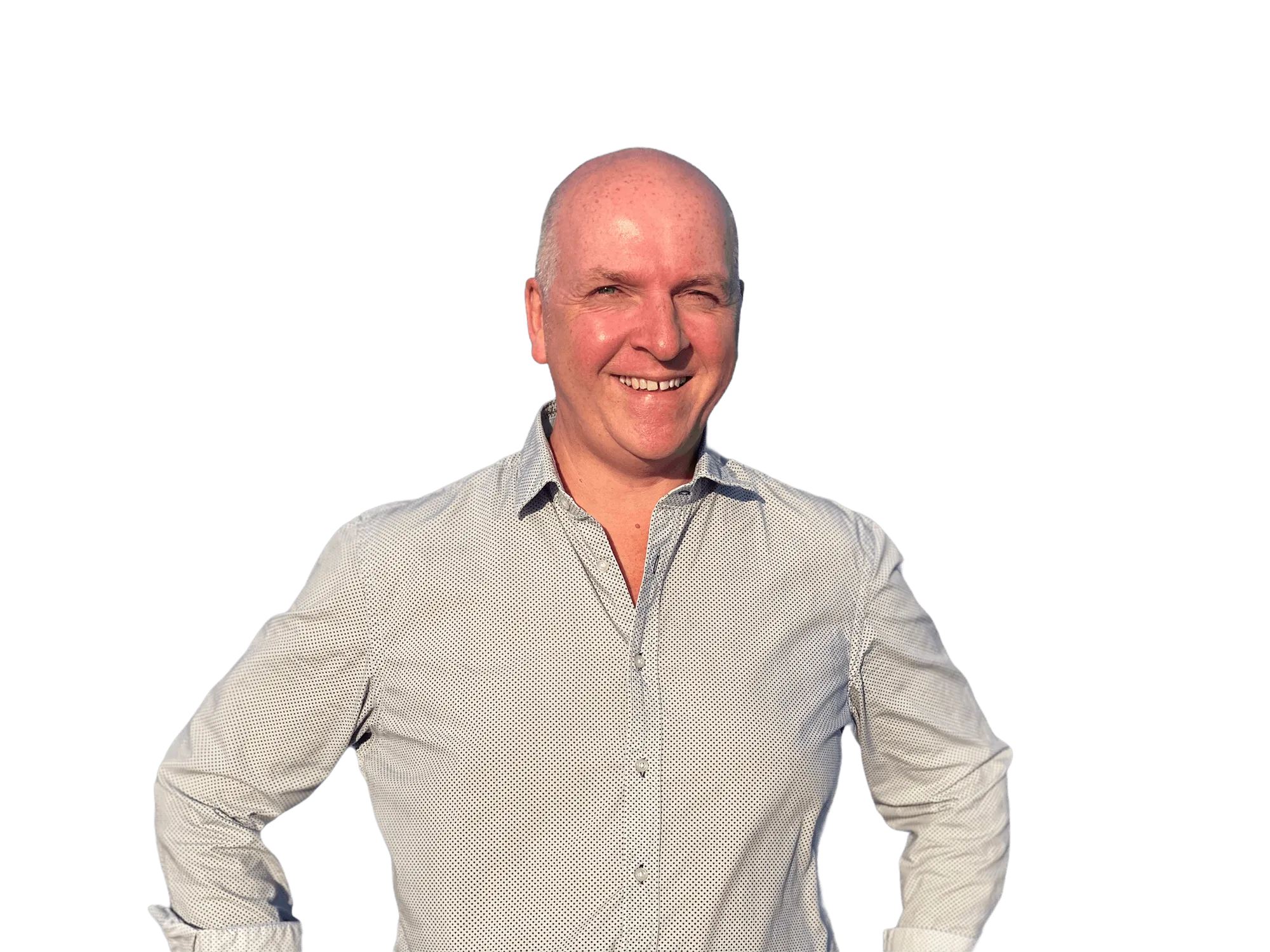 Torsten Jaeger lachend im hellgrauen Hemd, die Hände in den Hüften