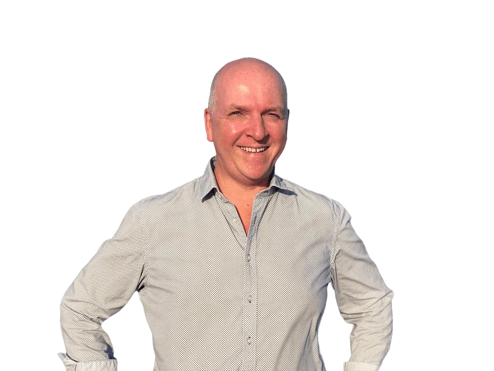 Torsten Jaeger, Autor des E-Books Die Macht von ChatGPT, lächelnd im hellen Hemd mit den Händen an der Hüfte