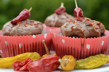 Vegane Schoko-Muffins mit Chili-Deko und bunten Paprikaschoten