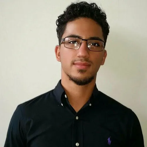 Porträt von Yigit Sert, dem Herausgeber der Ebay Dropshipping Masterclass, mit Brille